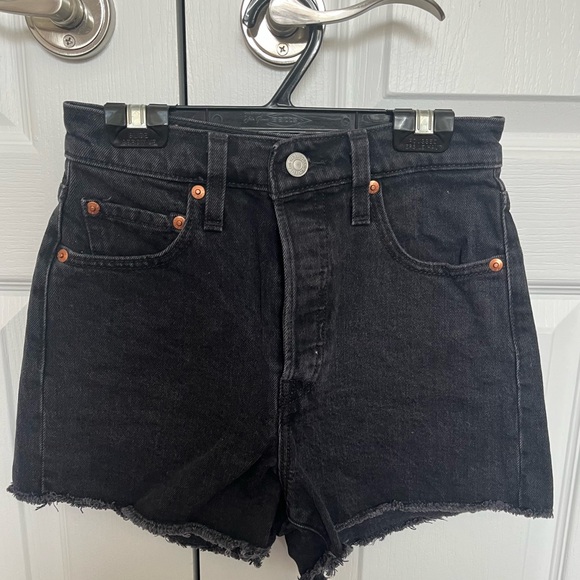 Levi’s Ribcage Shorts - Picture 1 of 3